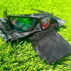 MENS OAKLEY SUNGLASSES COMES WITH CASE AND CLOTH